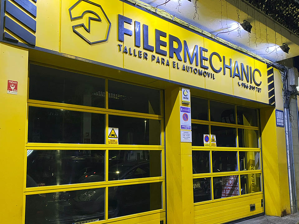 Interior del taller FilerMechanic en Jerez de la Frontera
